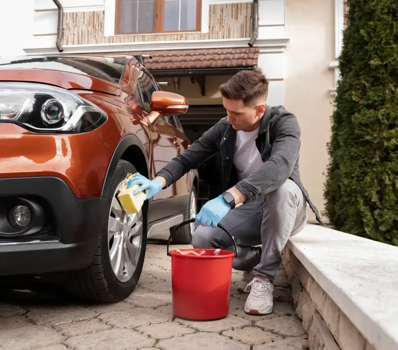 Lavage auto à domicile Saulcy-sur-Meurthe : professionnel intervenant sur un véhicule